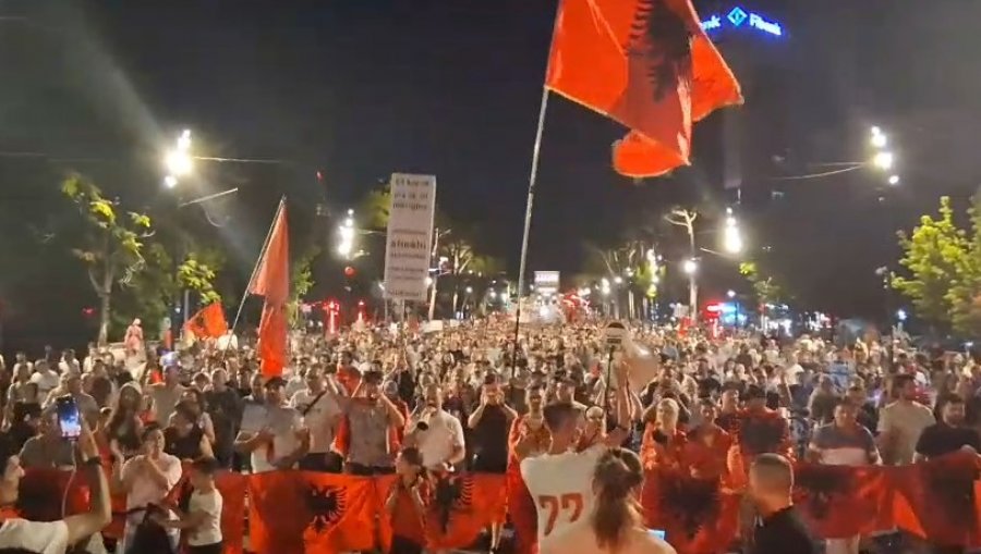 Protestuesit marshojnë rrugëve të Tiranës: Çohuni nga kafja! Shqipëria kërkon revolucion