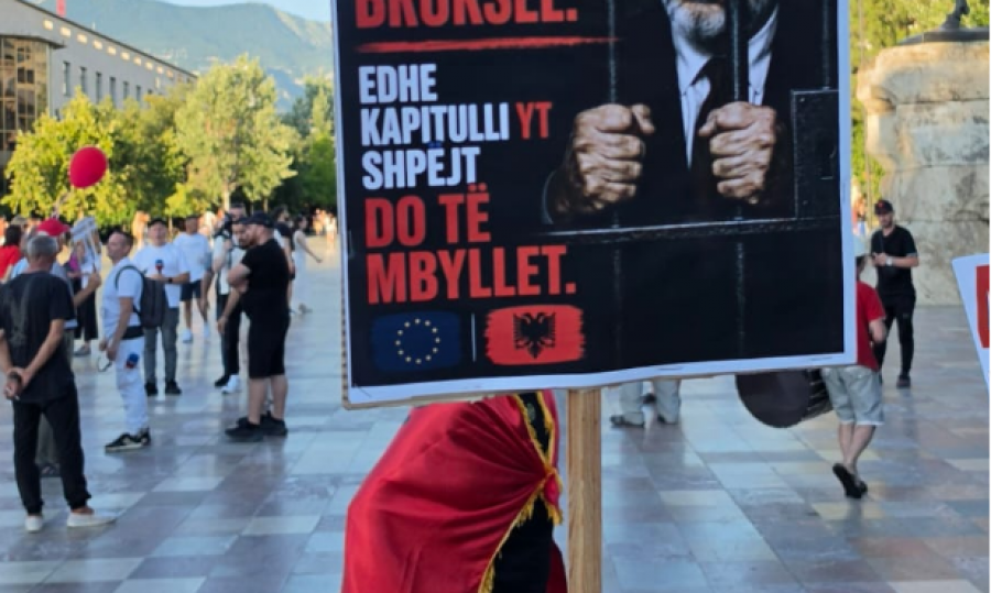 Pankartat/ Protestuesit ‘kryqëzojnë’ Ramën: Kapitulli yt do të mbyllet së shpejti!