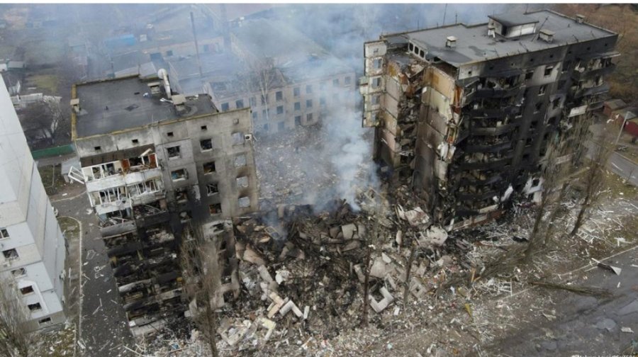 rusi-zjarre-ne-rafinerite-e-naftes-pas-sulmeve-ukrainase-me-drone