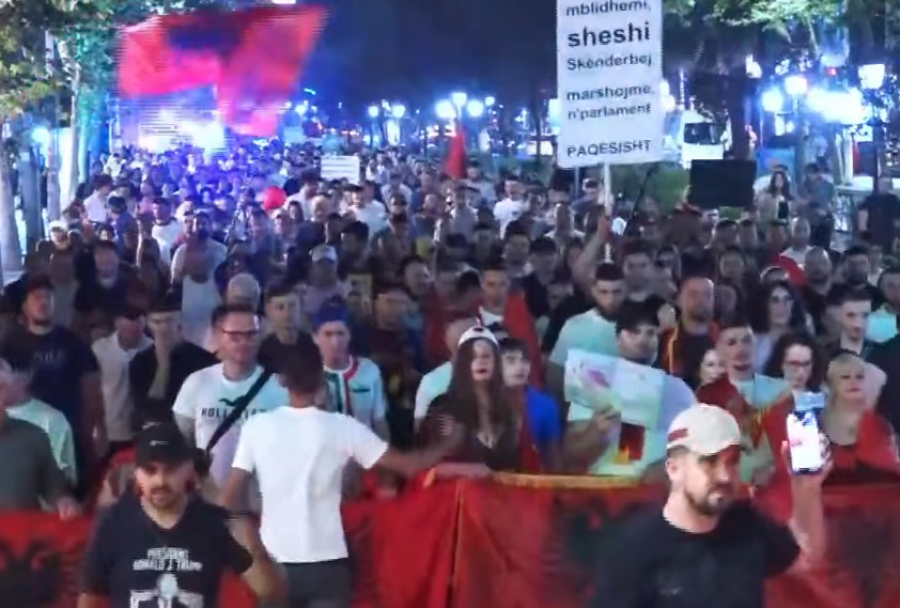 Protestuesit ndalojnë pranë rrugës së Ambasadave, thirrje për dorëheqjen e Ramës