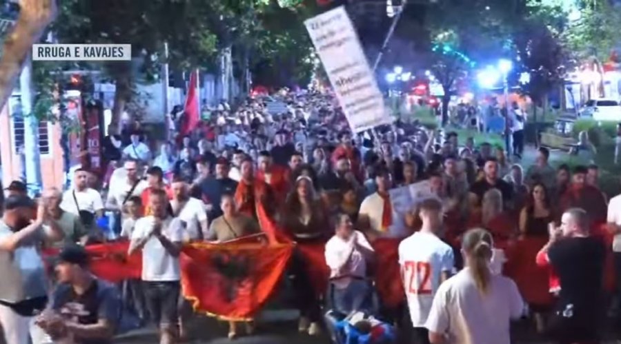 Protestuesit marshojnë në ‘Rrugën e Kavajës’: Shqipëria e rinisë, jo e partisë
