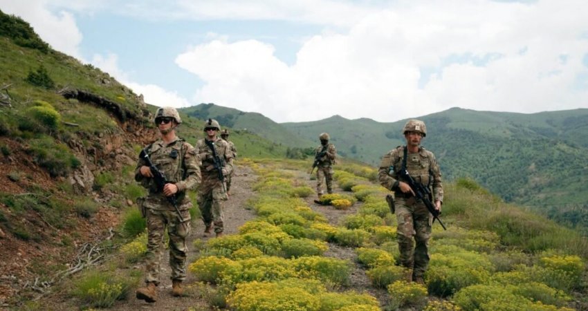 Ushtarët amerikanë patrollojnë përgjatë kufijve të Kosovës
