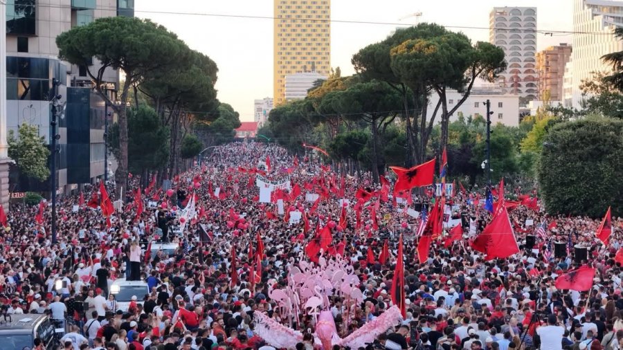 Farsa e Jalës dhe sheshi i Tiranës