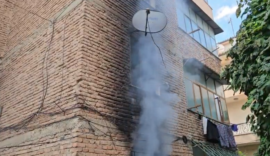 Korçë  Humb jetën një 74 vjeçar nga zjarri që përfshiu një apartament  evakuohen banorët e pallatit