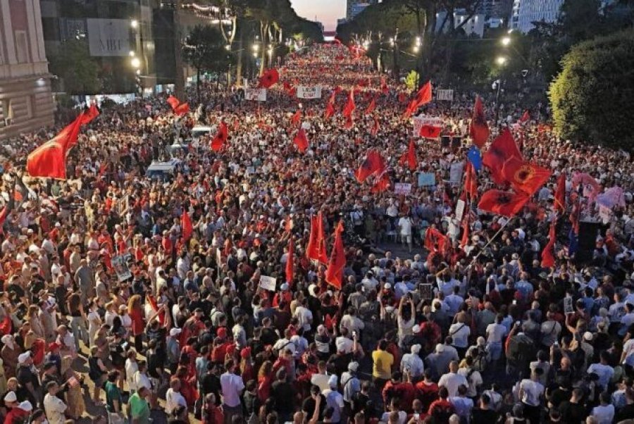 Sonte protesta e 42-të kombëtare, shqiptarët dhe diaspora zbresin sërish në shesh kundër qeverisë
