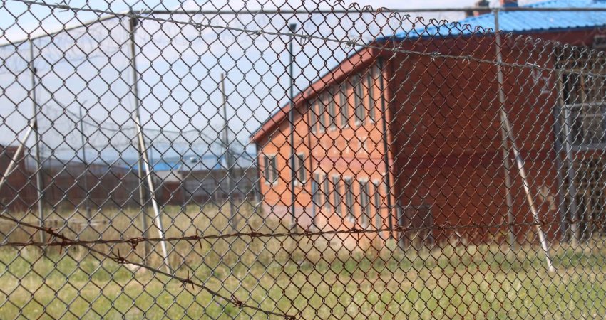 Operacion në Dubravë: Parandalohet futja e drogës dhe telefonave në burg