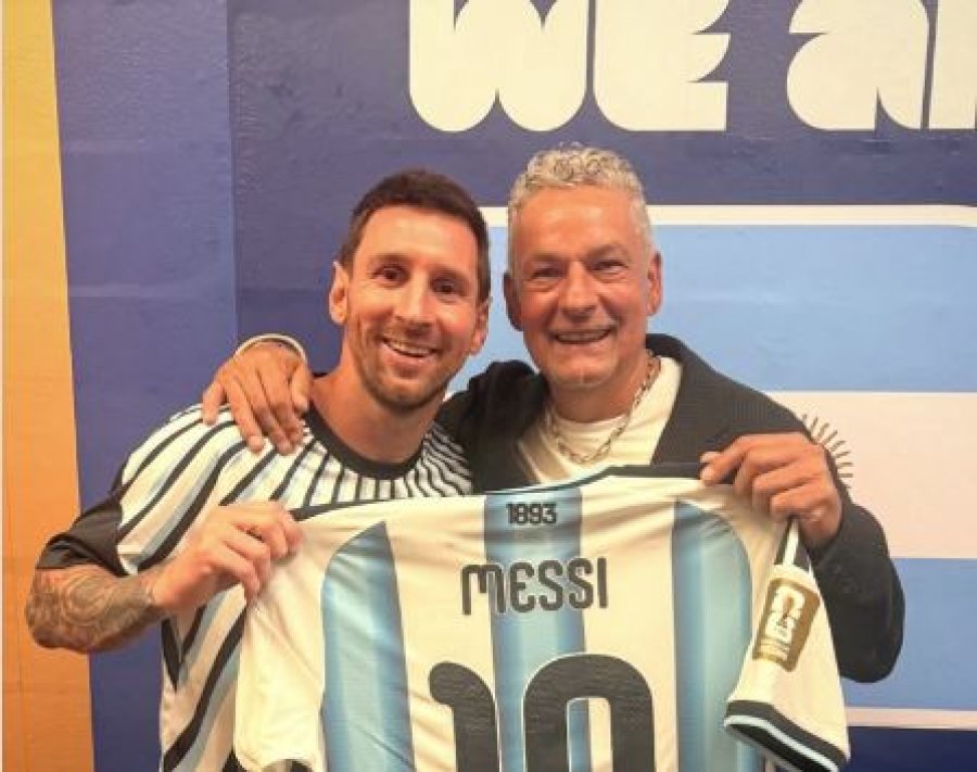 Dy legjenda në një foto  Messi i dhuron fanellën Roberto Baggios