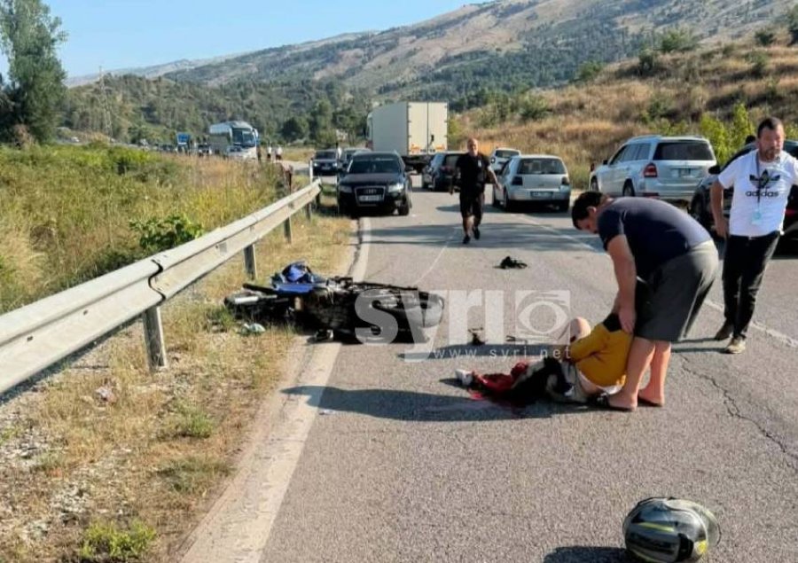 FOTO/ Aksident i rëndë në Gjirokastër–Tepelenë, motoristi rrezikon këmbën, niset me helikopter drejt Tiranës