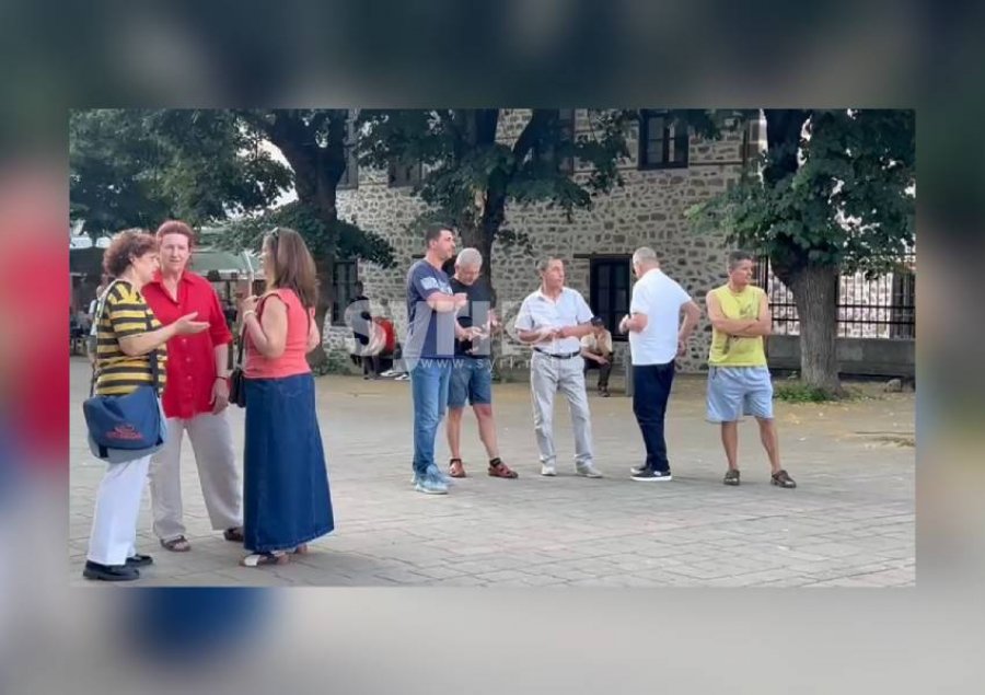 Në mbështetje të protestës në Tiranë, qytetarët në Korçë kërkojnë largimin e Edi Ramës