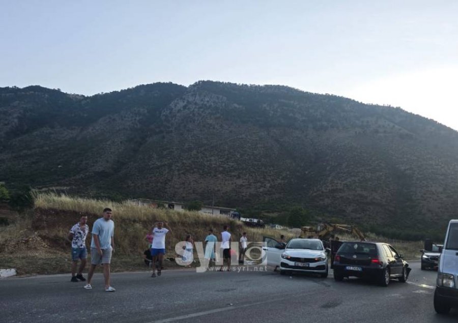 Makinat përplasen 'kokë më kokë'/ Tjetër aksident në aksin Tepelenë-Gjirokastër