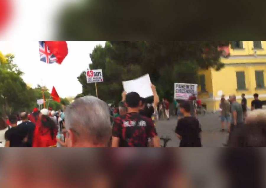 Protesta e 43-të/ Qytetarët nisin marshimin drejt Kryeministrisë: Rama jepe dorëheqjen