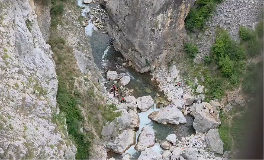 PAMJET NGA VENDNGJARJA  Vijojnë kërkimet për alpinistin 39   vjeçar që humbi jretën në lumin Mat