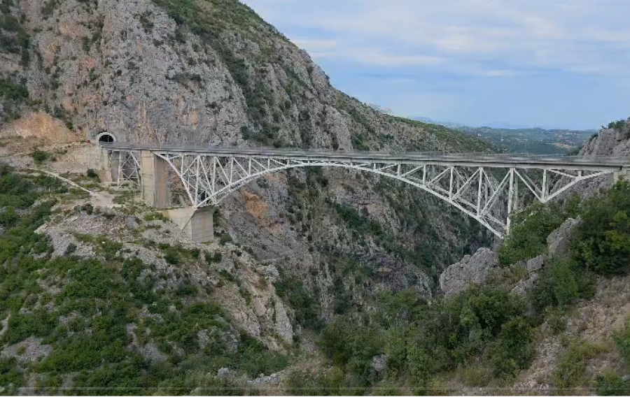U rrëzua në lumin Mat gjatë ngjitjes me litar, 39-vjeçari humb jetën, polumbarët vijojnë kërkimet
