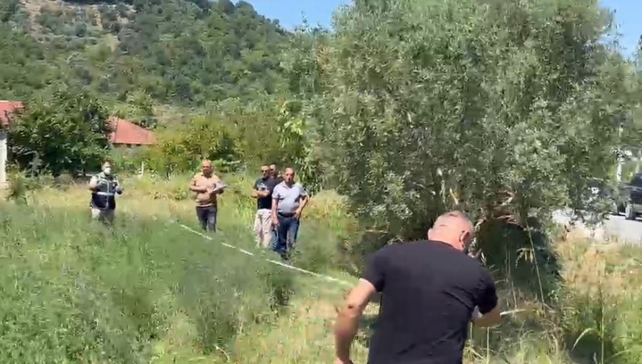 VIDEO  Pamje nga vendi ku u qëllua për vdekje 50 vjeçari  grupi hetimor rikthehet në vendngjarje