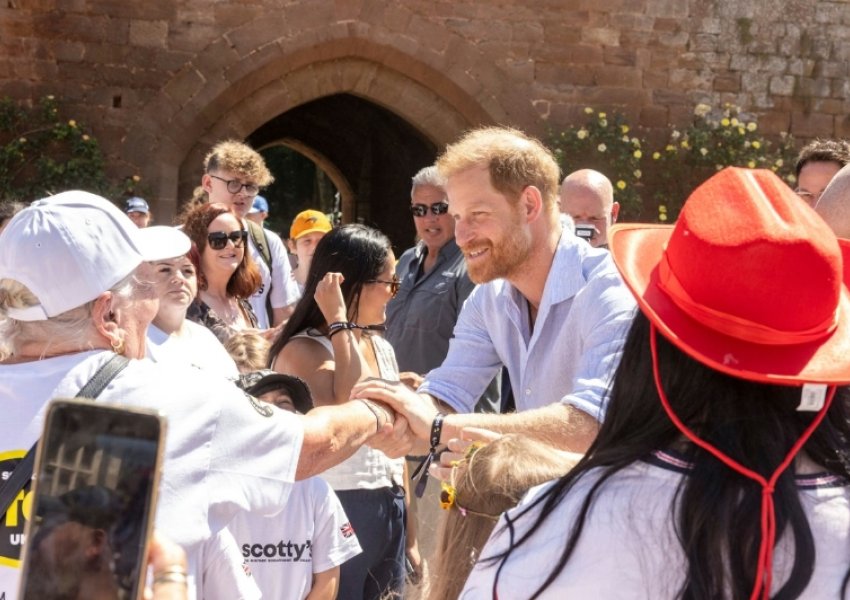 Mbreti Charles priti Princin Harry dhe Meghan Markle në një takim privat familjar