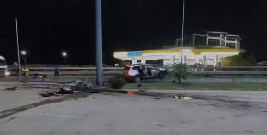Humb kontrollin e makinës Mamurras, përplas disa automjete të parkuara dhe dëmton një pikë karburanti