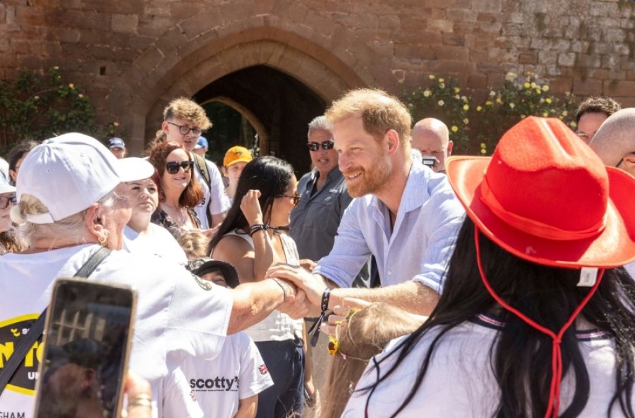 Mbreti Charles priti Princin Harry dhe Meghan Markle në një takim privat familjar