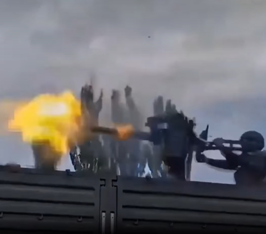VIDEO/ Incident gjatë stërvitjes, ushtari rus humb kontrollin e mitralozit, fluturon në ajër