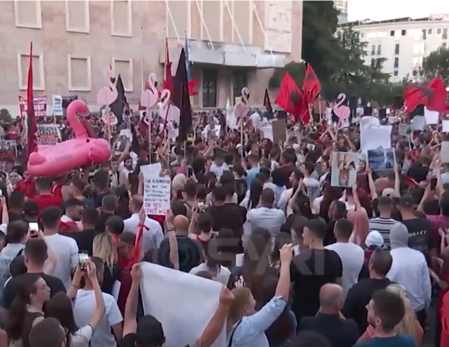 SYRI TV  Mediat gjermane  Protestat po sfidojnë Ramën  Kryeministri rikthen hijet e diktaturës
