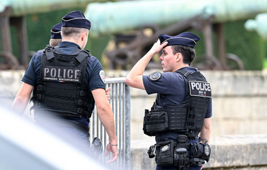 Gjendet një armë ushtarake brenda një automjeti pranë sinagogës në Paris, evakuohen 300 persona