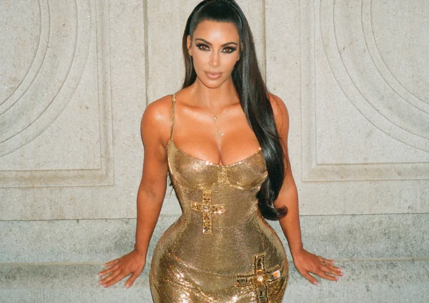 Kim Kardashian nuk fshihet më, publikon foton romantike me Lewis Hamilton