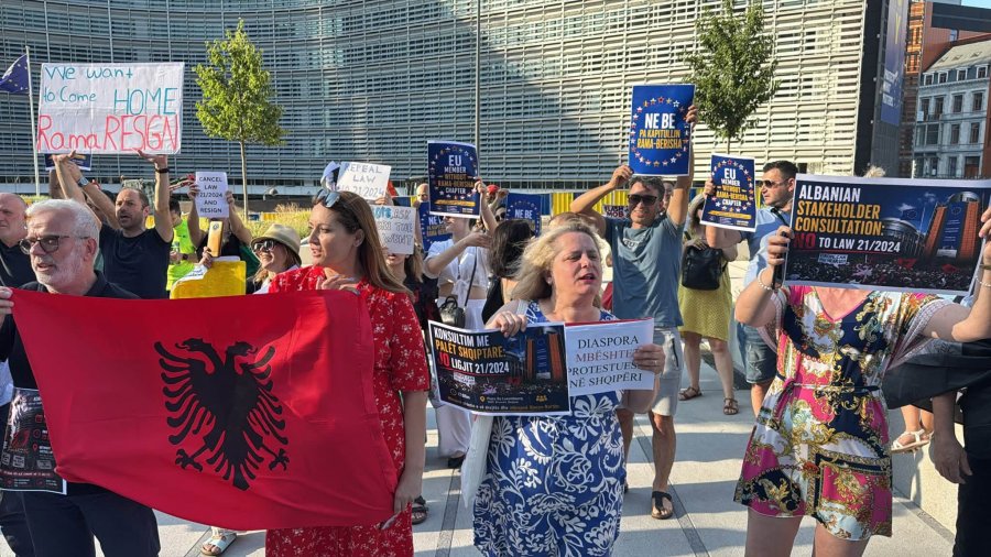 FOTO/ Berisha: Kudo ku shkon e përçmojnë, diaspora pret me protesta Ramën në Bruksel