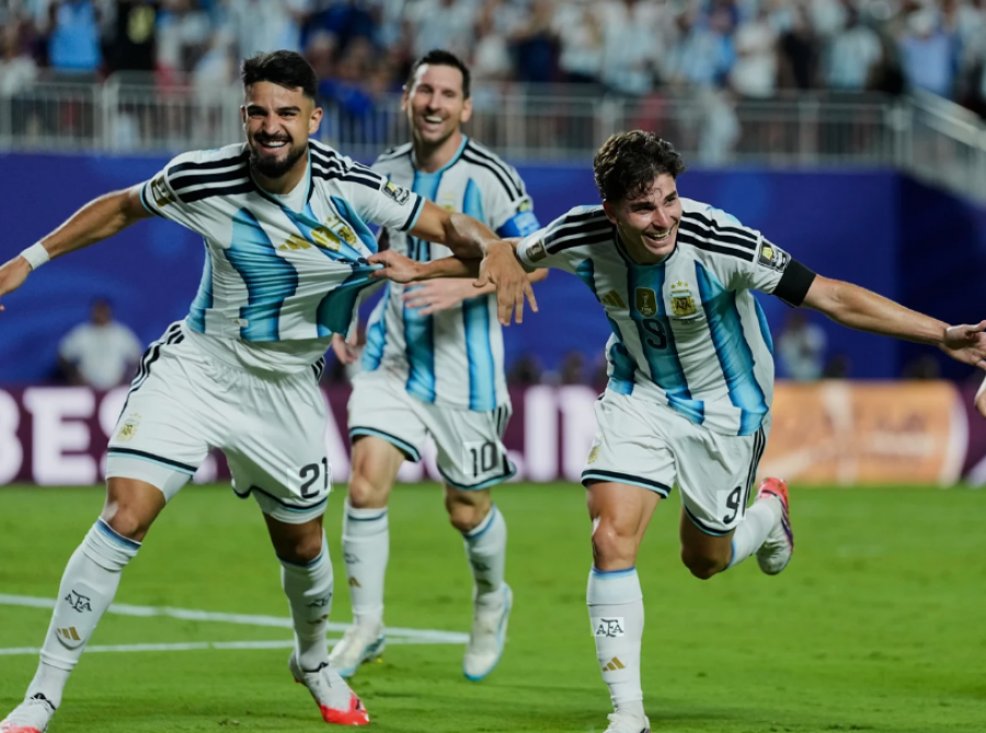 FIFA i dha Argjentinës lejen që ia refuzoi Francës, ‘Albiceleste’ nderoi Rattin me shirita të zinj