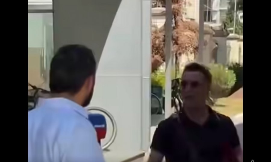 brace-shtyn-gazetarin-para-kuvendit-berisha-denoj-gjuhen-e-gangsterit-dhe-dhunen-ndaj-medias