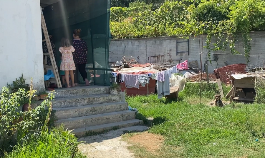 Pa kemp dhe me djalin e sëmurë  familja Gjaci në Durrës kërkon ndihmë  Shteti na ka harruar