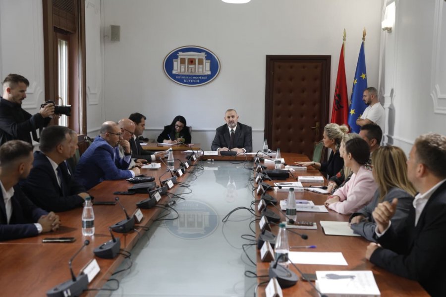 Rama i hap rrugë ndërtimit të parqeve eolike në tokat bujqësore, opozita ngre alarmin