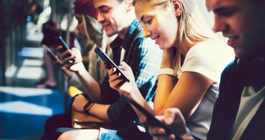 Gjithë ditën në telefon, por aftësitë digjitale të të rinjve shqiptarë ndër më të ulëtat në Europë
