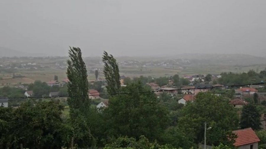 Qarku i Kukësit përfshihet nga stuhia, rrëshqitje dherash, vështirësi qarkullimi në disa akse