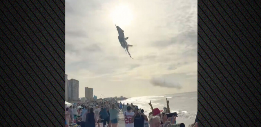 VIDEO/ Avioni luftarak fluturon vetëm pak metra mbi pushuesit në Florida, nisin hetimet 