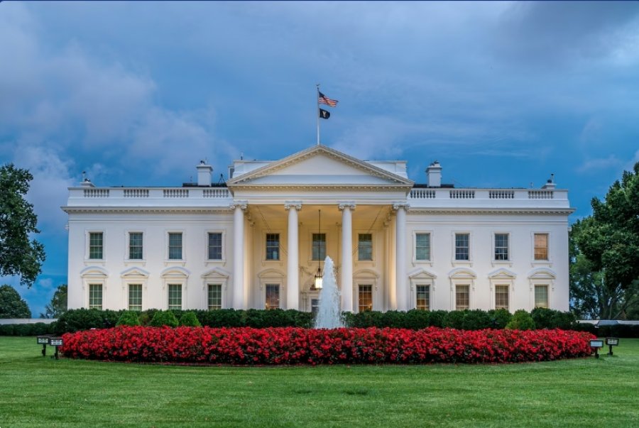 Një punonjës i Shtëpisë së Bardhë përdori informacione të brendshme për të vënë bast mbi fjalimet e Trump: Fitoi gati 100,000 dollarë