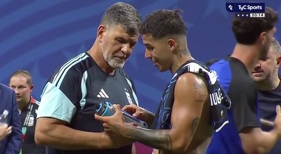 VIDEO/ Futbollistët e Argjentinës tallen me ‘letrën sekrete’ të Pickford-it pas kualifikimit në finale