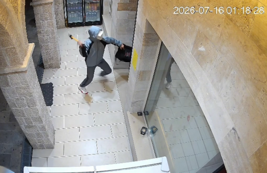 Krujë  13 vjeçari thyen xhamat e marketit për ta grabitur  përfundon në polici