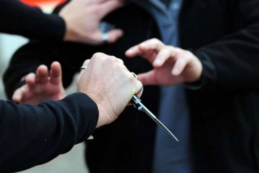 EMRI/ Njerku plagos me thikë 18-vjeçarin në Korçë, arrestohet autori