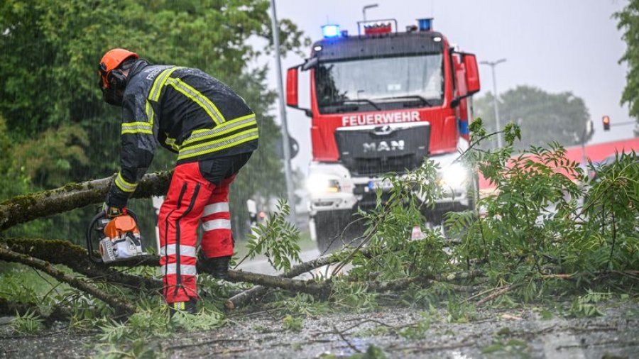 Një pemë shtyp një burrë për vdekje ndërsa stuhitë përbindësh godasin Gjermaninë jugore