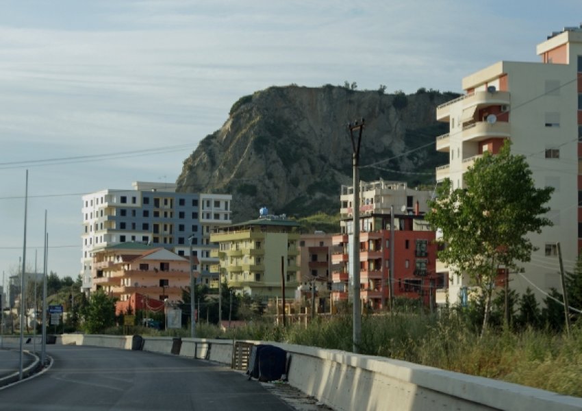 E moshuara humb jetën gjatë plazhit pranë Shkëmbit të Kavajës, dyshohet për arrest kardiak
