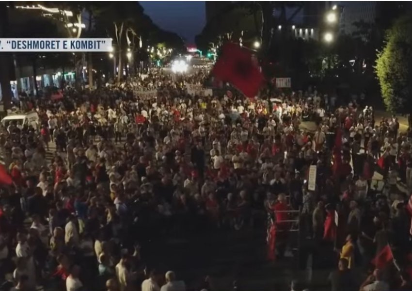 'Rama jepe dorëheqjen'/ Protesta e 49-të kundër qeverisë, qytetarët marshojnë në rrugët e Tiranës