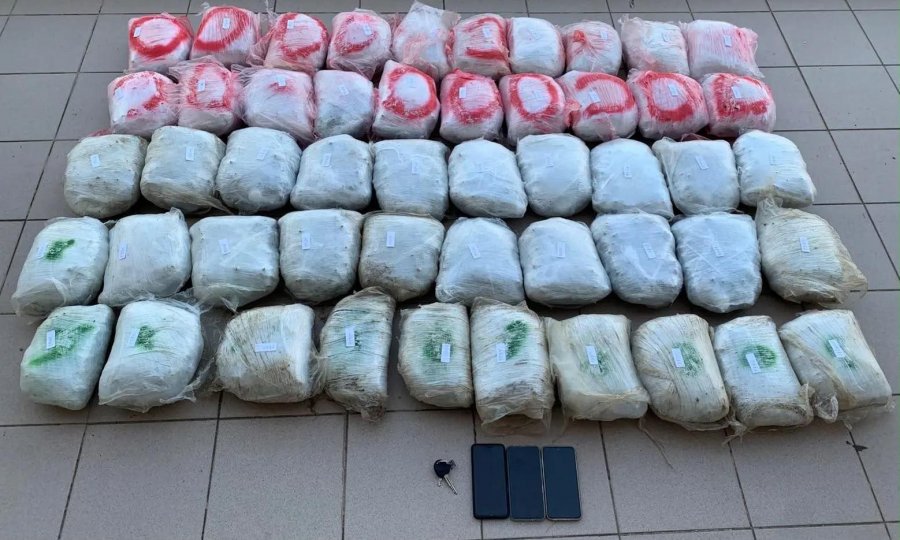 Kapen mbi 55 kg marijuanë në kufirin greko-shqiptar, arrestohet 68-vjeçari në Follorinë