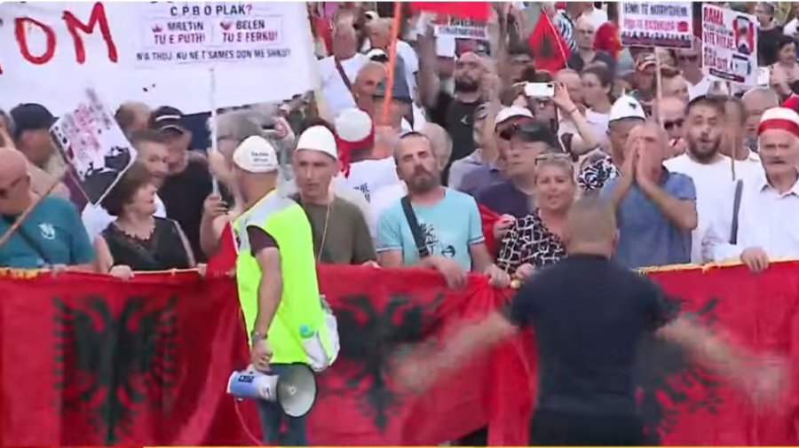 'Rama jepe dorëheqjen''/ Protesta e 49-të kundër qeverisë, qytetarët marshojnë nga sheshi drejt Kryeministrisë