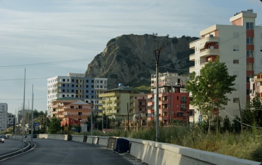 e-moshuara-humb-jeten-gjate-plazhit-prane-shkembit-te-kavajes-dyshohet-per-arrest-kardiak