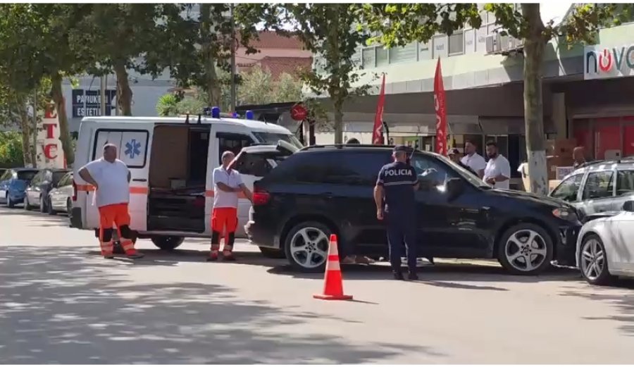 BMW humb kontrollin në unazën e Fierit  përplaset me dy makina të parkuara  plagoset drejtuesi
