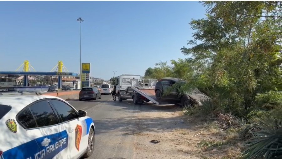 Makina bie në kanal në Lagjen 16 në Durrës  banorët  Mungesa e sinjalistikës po rrezikon drejtuesit e mjeteve