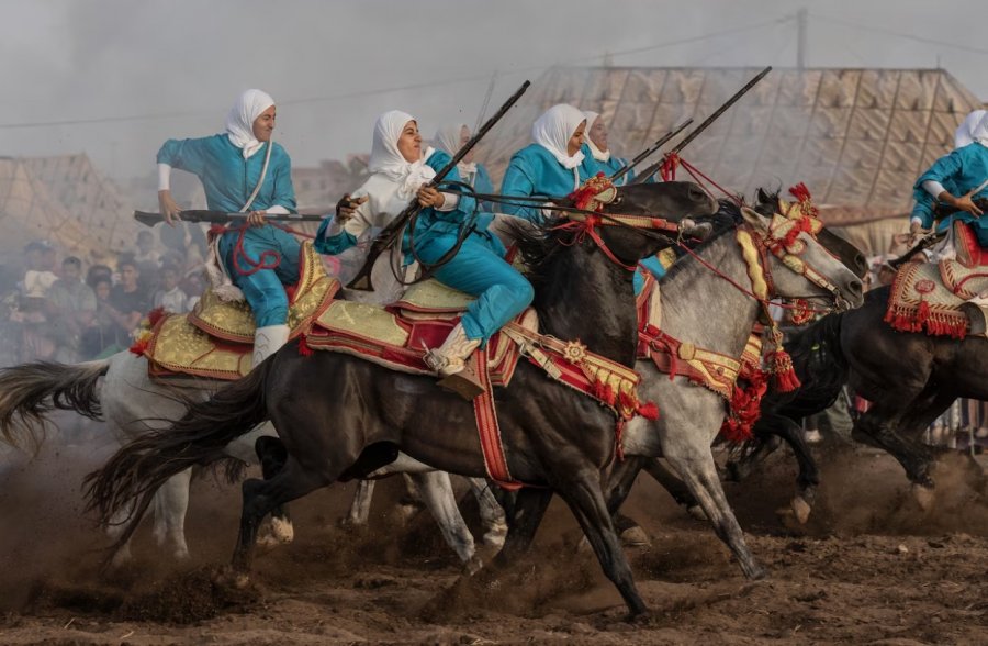 grate-qe-sfiduan-nje-tradite-shekullore-historia-e-kaloreseve-te-guximshmete-marokut