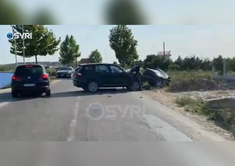 VIDEO  Makinat përplasen  kokë më kokë  në Çermë Divjakë  1 viktimë dhe 5 të plagosur  mes tyre fëmijë
