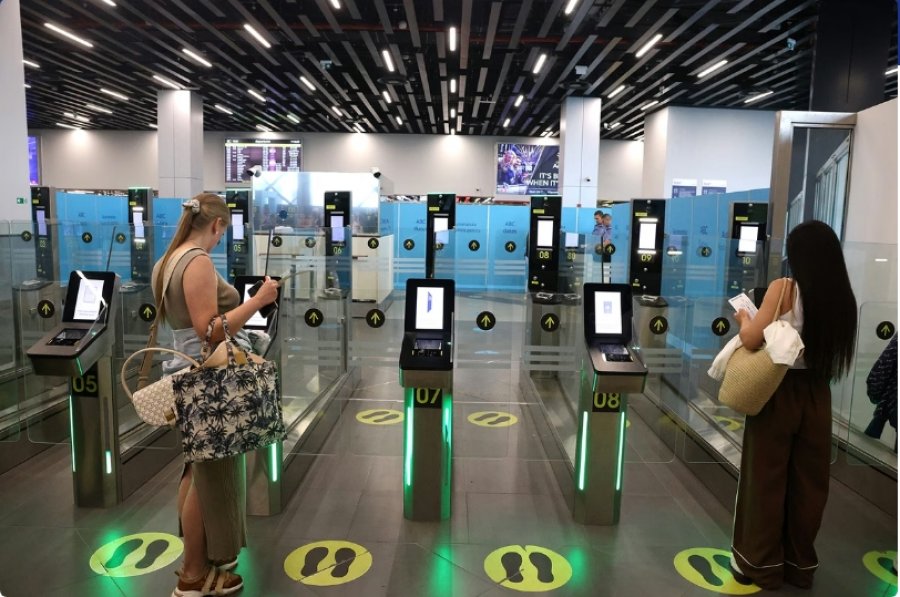 Drejtori i aeroportit në Romë: Sistemi i ri i hyrje-daljeve trefishon kohën e pritjes në kontrollin e pasaportave