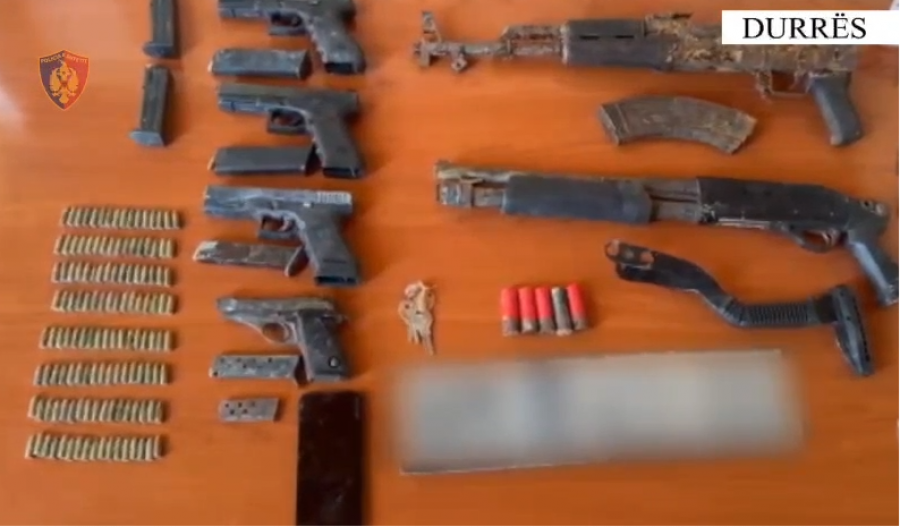 Zbulohet bazë armësh në Manzë  dyshohet se i përket grupeve kriminale  Një i arrestuar  sekuestrohen 4 pistoleta dhe 