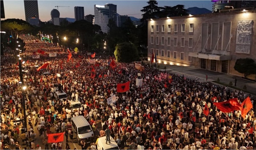 VIP at zbresin në shesh  i bashkohen protestës kundër Edi Ramës  para Kryeministrisë